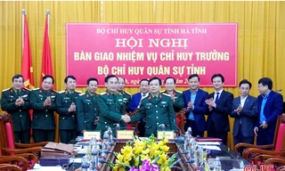 Bàn giao nhiệm vụ Chỉ huy trưởng Bộ CHQS tỉnh. Ảnh: BHT