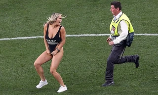 Kinsey Wolanski chạy loạn trên sân bóng giữa trận chung kết C1.