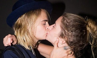 Cựu siêu mẫu nội y nước Anh đắm đuối ‘khoá môi’ người tình đồng giới 