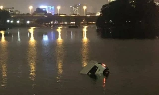 Ô tô bị mất lái, lao xuống giữa hồ Linh Đàm.