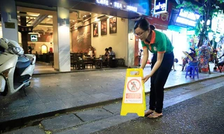 Phạt đến 7 triệu đồng hành vi vứt rác bừa bãi tại phố đi bộ hồ Hoàn Kiếm