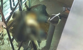 Thi thể của anh Hiệp khi vừa được phát hiện dưới hầm thang máy của bệnh viện