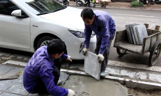 Vỉa hè Hà Nội: Chuyển từ 'đá bền trăm năm' sang gạch giả đá, tiết kiệm tiền tỷ