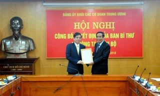 Đồng chí Nguyễn Thanh Bình trao quyết định cho đồng chí Đỗ Ngọc An.