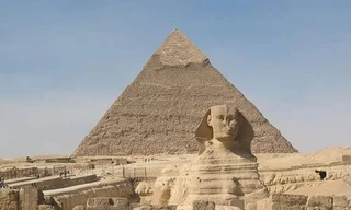 Tượng Nhân Sư phía trước kim tự tháp Giza.