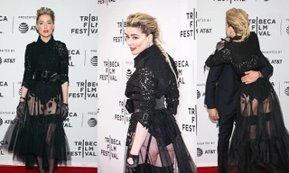Amber Heard khoe vòng ba táo bạo, ôm ấp ‘trai lạ’ trên thảm đỏ