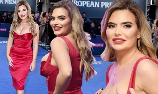 Diện mốt 'hở bạo', mỹ nhân Anh liên tục chỉnh váy vì sợ hớ hênh