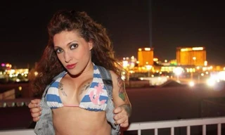 Bridget Powers dùng dao tấn công bạn trai sau khi "bắt gian tại giường".