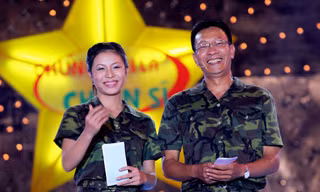 Hoàng Linh và Lại Văn Sâm là hai MC đời đầu của "Chúng tôi là chiến sĩ". Ảnh: FBNV