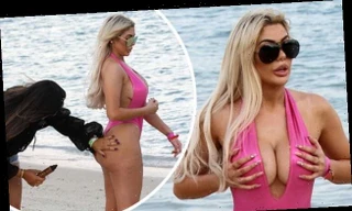 ‘Mỹ nhân dao kéo’ Chloe Ferry khoe body gợi cảm với bikini cut-out táo bạo