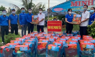 Tuổi trẻ Cà Mau bám chốt phòng dịch, trao quà cho gia đình khó khăn bị phong tỏa