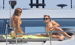 Gotze nằm thư giãn trên du huyền với bạn gái