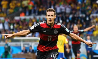 Klose được đồng đội chia sẻ kỷ lục