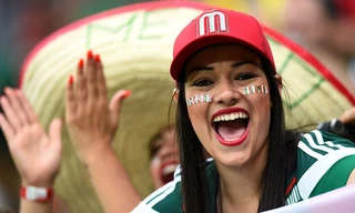 CĐV nữ luôn gây chú ý với ống kính phóng viên.