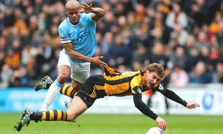 Tình huống đội trưởng Kompany bị truất quyền thi đấu