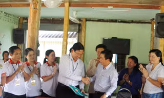 Anh Phan Văn Mãi và anh Khăm Phả Phim Ma Son ký biên bản ghi nhớ