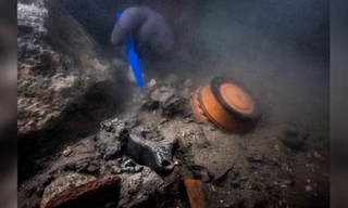 Đồ gốm trang trí công phu được tìm thấy dưới nước.