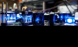 Ánh sáng laser màu xanh được sử dụng trong thí nghiệm chặn Pauli khiến vật chất trở nên vô hình.