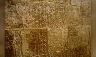Những hình thánh giá trên tường tại Nhà thờ Mộ Chúa ở vùng đất thánh Jerusalem.