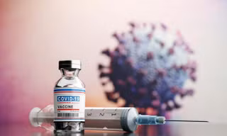 Người tiêm vắc xin COVID-19 đầy đủ vẫn phải cẩn thận vì vẫn có thể bị nhiễm bệnh, tuy nhiên không nặng và không tử vong.