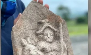 Bức phù điêu người đàn ông đầu đội mũ nhưng không mặc quần áo có thể không phải là một kị binh bình thường, mà có thể là một vị thần.