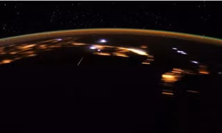Mưa sao băng được chụp từ Trạm không gian quốc tế ISS năm 2012.