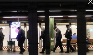 Cảnh sát New York được triển khai tại các ga điện ngầm để đảm bảo an toàn cho công chúng.