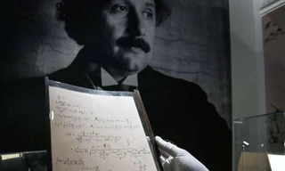 Chân dung Albert Einstein và một trang bản thảo vừa được bán đấu giá 15 triệu USD.