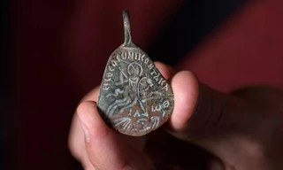 Chiếc bùa hộ mệnh cổ xưa vừa được trao tặng cho Cơ quan quản lý cổ vật Israel.