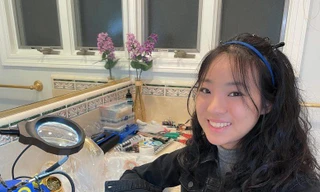 Vivien He với thiết bị cảnh báo sóng thần. Phòng ngủ của cô bé đã biến thành phòng nghiên cứu.