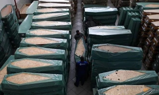 Quan tài người chết vì COVID-19 đặt la liệt trong nhà xác tại thủ đô của Brazil.