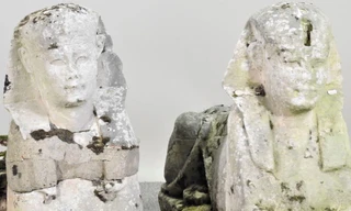 Bất ngờ phát hiện cặp tượng trang trí trong vườn nhà là di vật Ai Cập cổ đại