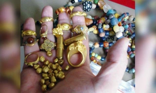 Những đồ tạo tác bằng vàng tìm thấy dưới đáy sông ở Srivijaya.