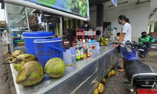 Người dân Indonesia đi mua trái dừa vì tin rằng nước dừa sẽ chữa khỏi COVID-19.