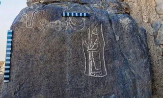 Bản khắc chữ hình nêm khắc hình vị vua cuối cùng của Babylon và 4 biểu tượng được cho là có ý nghĩa tôn giáo.