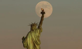 Trăng tròn nhìn từ tượng Nữ thần Tự do, Mỹ