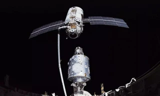 Mô-đun Zarya do Nga chế tạo ( bên trên) kết nối với mô đun chế tạo của Mỹ trên ISS năm 1998.