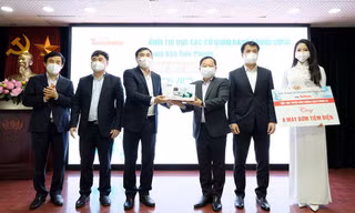Khối Thi đua các cơ quan Đảng Trung ương trao quà tặng, gửi niềm tin