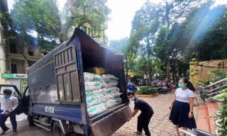 Huyện Gia Lâm tặng thêm 2 tấn gạo cho người khó khăn