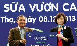 Bà Bùi Thị Hương - Giám đốc Đối ngoại Vinamilk đại diện Quỹ sữa Vươn cao VN trao tặng 42 ngàn ly sữa cho trẻ em tỉnh Phú Thọ