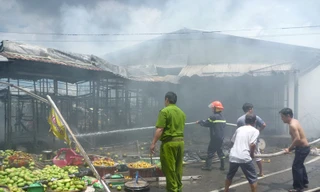 Cháy lớn vựa trái cây ở Tiền Giang