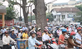 Tổ dân phố không có chức năng thu phí đường bộ xe máy