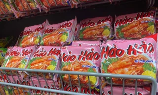 Mì gói 'quốc dân' Hảo Hảo giảm giá trong chương trình 'Tiếp sức người tiêu dùng' Acecook Việt Nam