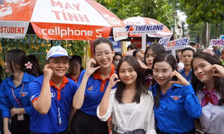 Hoa hậu Lê Nguyễn Bảo Ngọc, ca sĩ Phương Mỹ Chi động viên tinh thần các sĩ tử
