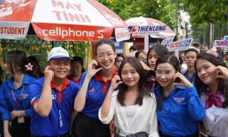 Hoa hậu Lê Nguyễn Bảo Ngọc, ca sĩ Phương Mỹ Chi động viên tinh thần các sĩ tử