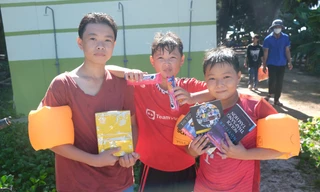 Dạy bơi miễn phí cho trẻ em đảo Phú Quý