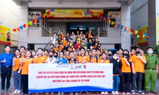 Giảng viên cùng sinh viên xuống đường bóc gỡ quảng cáo trái phép trong ngày 20/11