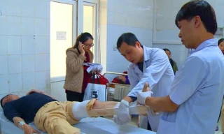 Anh Đỗ Xuân Thanh, cán bộ Phòng CSGT Công an tỉnh Thanh Hóa, bị thương đang được điều trị tại Bệnh viện Đa khoa tỉnh Thanh Hóa. Ảnh: NLĐ