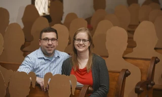 Đám cưới có 100 'khách mời' bằng bìa các tông