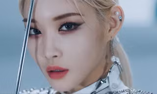 Nữ ca sĩ từng bị gọi là 'virus corona' khi đến Ý - Chung Ha mắc COVID-19